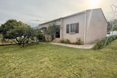 Image de Corse. Maison de campagne entre mer et montagne. plage de Pinarello