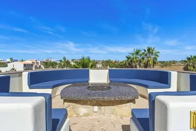 Image de Palm Oasis · Pickleball · Pool · Beach · 24/7 Private Concierge