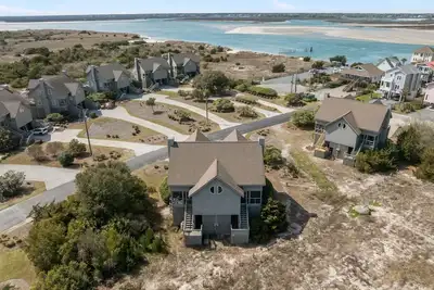 Image de Finally Here: a 2 Bedroom Poolside Retreat with Beach & Soundside Sunsets