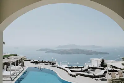 Image de Gem villa located on the Caldera cliffs of Santorini!