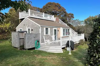 Image de Quaint cottage in Orleans, 2 bedrooms, upper deck, 2 miles to Nauset beach.