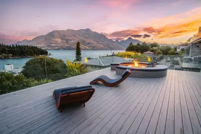 Image de The View - Luxury |2 min walk to Qt | Firepit|Gym