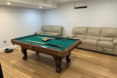 Image de 2 New luxury units A & B: Up & Down; 7 bd 5. 5 bath, 2 Ev parking and game table