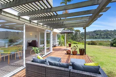 Image de Tranquil Waterfront Retreat | Beach Haven