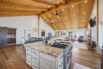 Image de Private Mountain Side with Hot Tub and Entertainment Space