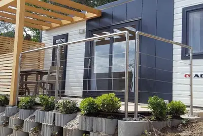 Image de Mobil-home avec terrasse en bois semi-couverte