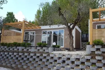 Image de Mobil-home avec terrasse en bois