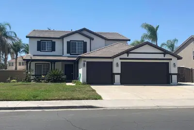 Image de This 4 bedroom 3. 5 bath home specializes in relocations for families.