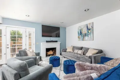 Image de Designed for extended stays, family relocations, or corporate travel, this furnished home offers high-speed Wi-Fi, workspace, and all essentials for a comfortable month-long stay. Private in-law suite, lockable rooms, pet-friendly yard with dog run,