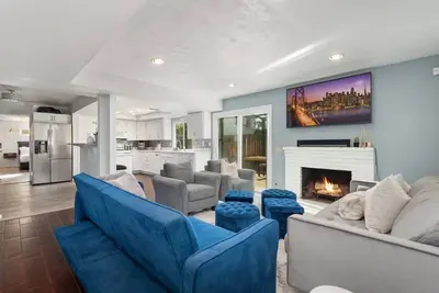 Image de Furnished 4br home in quiet Redlands cul-de-sac—ideal for 30+ day stays, relocations & corporate housing. Pet-friendly yard w/ dog run, workspace, fast Wi-Fi, smart TVs, washer/dryer, driveway parking. Near parks, hospitals & University of Redlands.