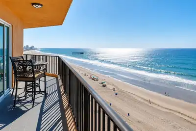 Image de 12th Floor Oceanfront Condo • Huge Balcony • Beach Access