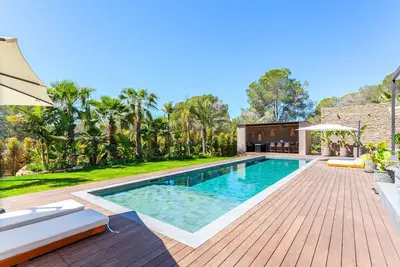 Image de New build villa right on the beach with tropical garden and Bali feeling