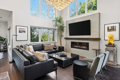 Image de Near Zilker Park | Group-Friendly + Firepit + Designer Home | Bluebonnet Lane