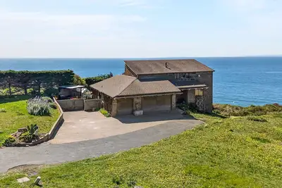 Image de Pet-Friendly Designer Oceanfront 3b House with King Beds & Hot Tub & Outdoor Kit