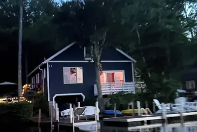 Image de Charming Great East Lake 4 Season Waterfront Home!