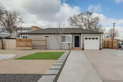 Image de 2 Mi to Reno Convention Center: Modern Home + Yard