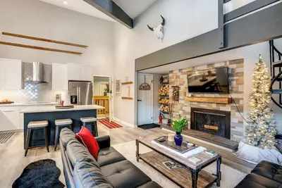 Image de 3 Mi to Keystone Resort: Updated Condo w/ Balcony!