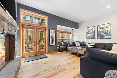 Image de Serene, timeless condo with a modern kitchen, gas frie place and access to all Grand Hyatt Amenities