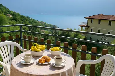 Image de Appartement cosy de 90 m² à Tignale avec piscine, jardin, terrasse, parking et Wi-Fi