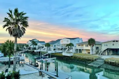 Image de Fabulous 4-bedroom channel home with private dock in Cherry Grove Beach.