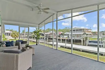 Image de Prime location! Waterfront River House w dock/lift