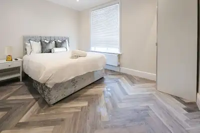 Image de 5 Bedroom, 5 Bathroom Portsmouth Docks