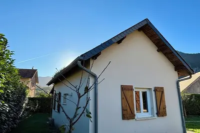 Image de Maison à la montagne, entre stations de ski, sentiers de randonnées et lac.