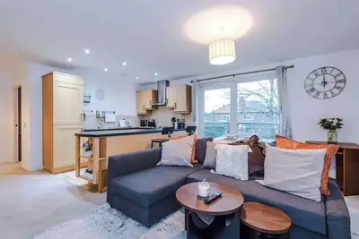 Image de Sleek 2br Altrincham Home | Parking | Near Station