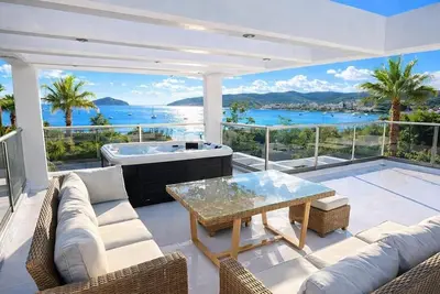 Image de Villa de luxe en bord de mer avec jacuzzi, sauna et salle de sport privée