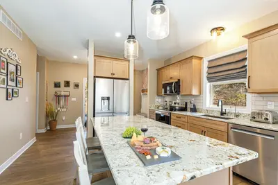 Image de Modern New Construction ~ Private Hot Tub, Deck w/a View