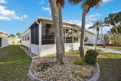 Image de Coastal charm awaits in this furnished 2-bed, 2-bath mobile home in Maple Leaf Golf & Country Club, Port Charlotte. 635 sq ft with hardwood floors and a cozy porch. Enjoy 3 pools, pickleball, tennis, fitness center, Tiki Bar, and 70+ activities—minut