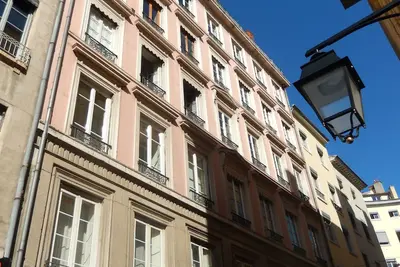 Image de Appartement 100 m² au coeur de Lyon - Parking privé gratuit - 3 lits (160/140).