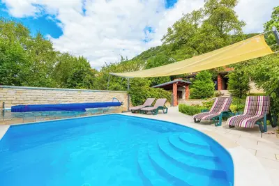 Image de Mediterranean vacation home with swimming pool in a quiet location