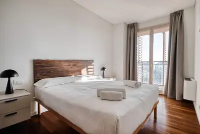 Image de Elegant two-room apartment in Milan on the 5° floor with elevator for 4 guests, with double bedroom, living room with sofa bed and fully equipped kitchen. Large furnished balcony with city views. The modern palace offers a swimming pool, gym and hot tub