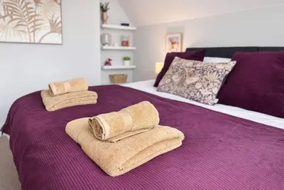 Image de Spacious 5 Br House, Sleeps 10, with Games Room, Gated Parking and Large Garden