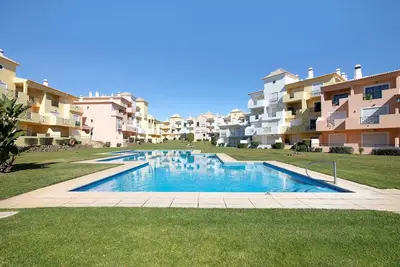 Image de Appartement « Jardins De Santa Eulalia » avec piscine partagée, jardin commun et climatisation