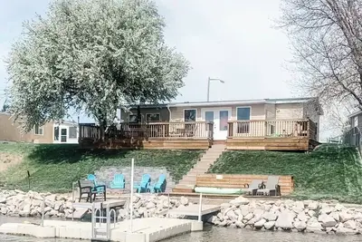 Image de The “We Should Book Another Night” Lake house Haven