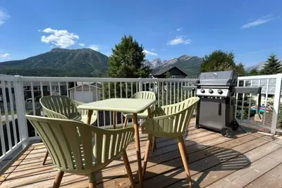 Image de Charming 2br Apartment w/ Deck & Mountain Views