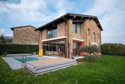 Image de GuestHost - A modern and welcoming 165 square meters villa, perfect for six people. The property is a renovated barn and enjoys excellent views of the Piacenza hills and the city of Piacenza. Guests can enjoy a relaxing and peaceful stay, typical of this
