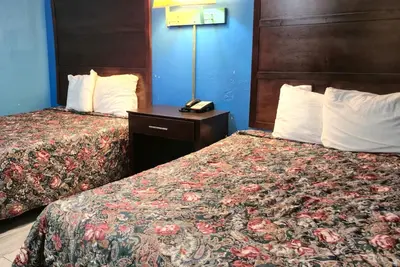 Image de 2 Relaxing Rooms Offering Simplicity & Comfort & Free On-site Parking