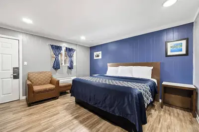 Image de Relax + Recharge in Budget-Friendly King Room Near Local Attractions