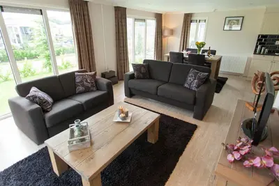 Image de This comfortable home offers an ideal mix of peace, comfort and coziness, set in the characteristic polder landscape of North Holland. Here you can enjoy relaxed days together, surrounded by nature and wide open spaces.