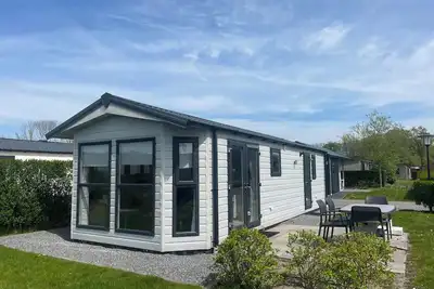 Image de This is a comfortable, detached holiday home, perfect for a relaxing stay with family or friends. This single-storey accommodation is located in the beautiful polder landscape of North Holland and radiates a warm, welcoming atmosphere. From the terra
