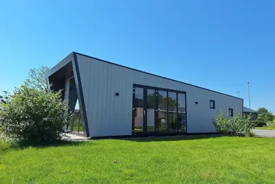 Image de This single-storey, detached accommodation is ideal for a relaxing stay with family or friends. Here you will experience comfort and a pleasant atmosphere close to nature, while the park offers plenty of facilities to enjoy your holiday.