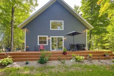 Image de Lakefront home with, dock, kayaks, paddle boards, fire pit & more