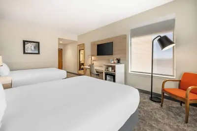 Image de 3 Units | Pet-Friendly & Includes Free Parking | 7 Mins to Round-Up Arena