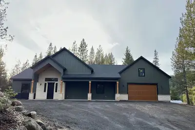 Image de Cozy modern 4-bedroom house with Ac perfect for relaxing stays