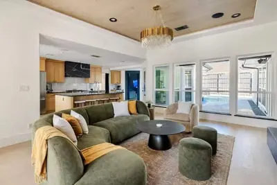 Image de Luxury Family Retreat: Big Pool + Hot Tub + Movie Theater