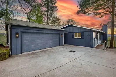 Image de 180° Mtn Views / Private Retreat w/ Decks, Fire Pit & Lake Access