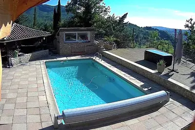 Image de Cottage atypique avec piscine dans un  quartier résidentiel avec vue imprenable